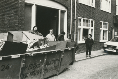 862437 Afbeelding van mensen van het Wijk C Komitee tijdens het opruimen van de voormalige Waterstraatschool ...